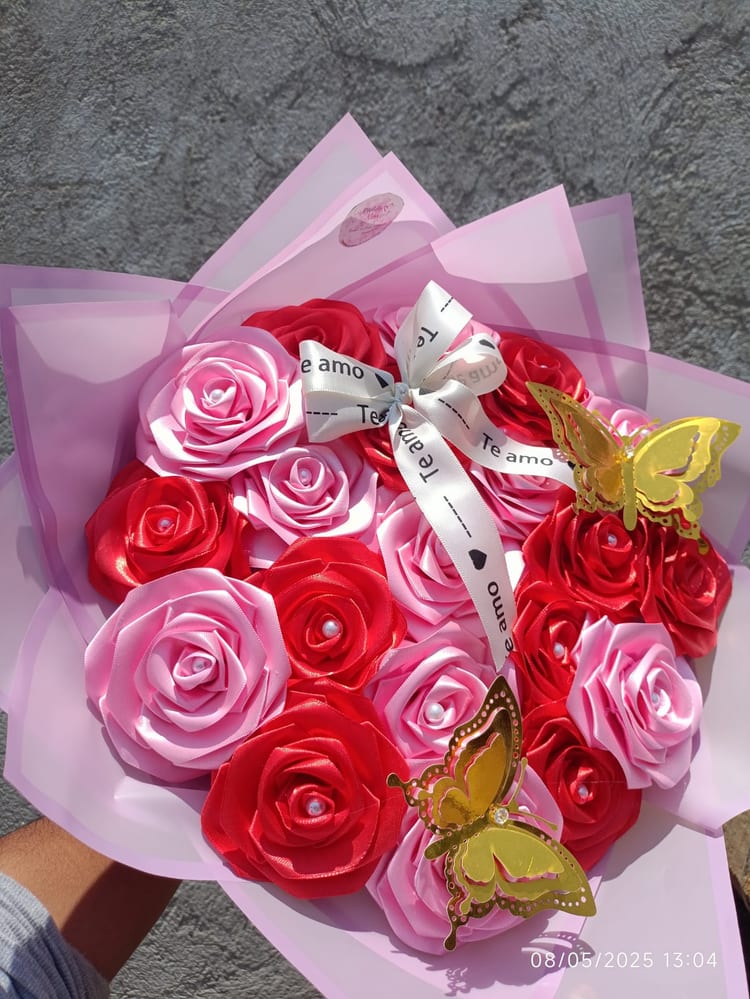 Ramo artesanal de rosas de listón en tonos rosa y rojo, elaborado por Pétalos Mary